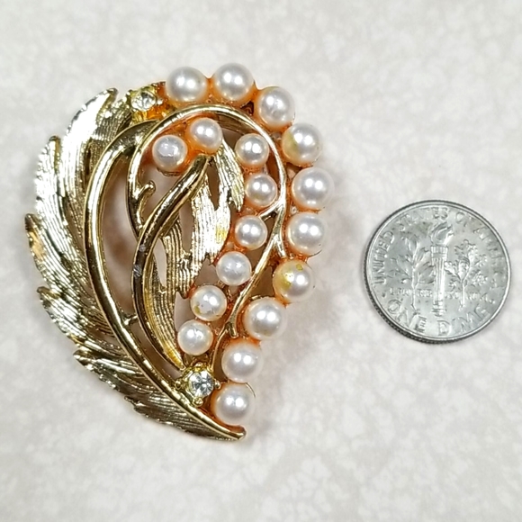 Vintage 1950s Mid Century Faux Pearl Goldtone Brooch Pin - Picture 11 of 13